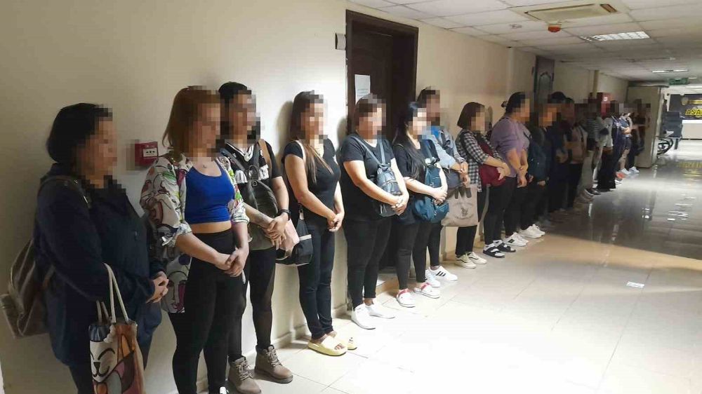 Hatay İskenderun'da  masaj salonlarına yapılan baskında İzni Olmayan 22 Tayland'lı Kadın Yakalandı 