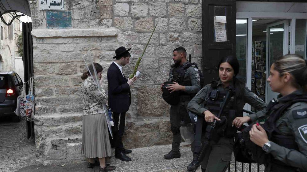 İbadet yerlerine tüküren Yahudileri İsrail polisi göz altına aldı.