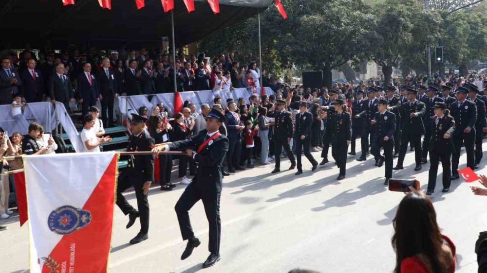 İnegöl’de Cumhuriyet Bayramı binlerce vatandaşın katılımıyla kutlandı