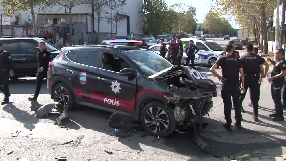 İstanbul'da şüpheli kovalayan polis aracı kaza yaptı: 2 yaralı
