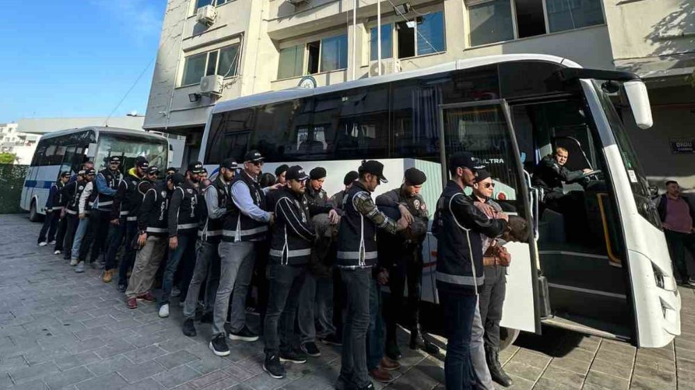 İzmir’de FETÖ operasyonu 84 kişi adliyede