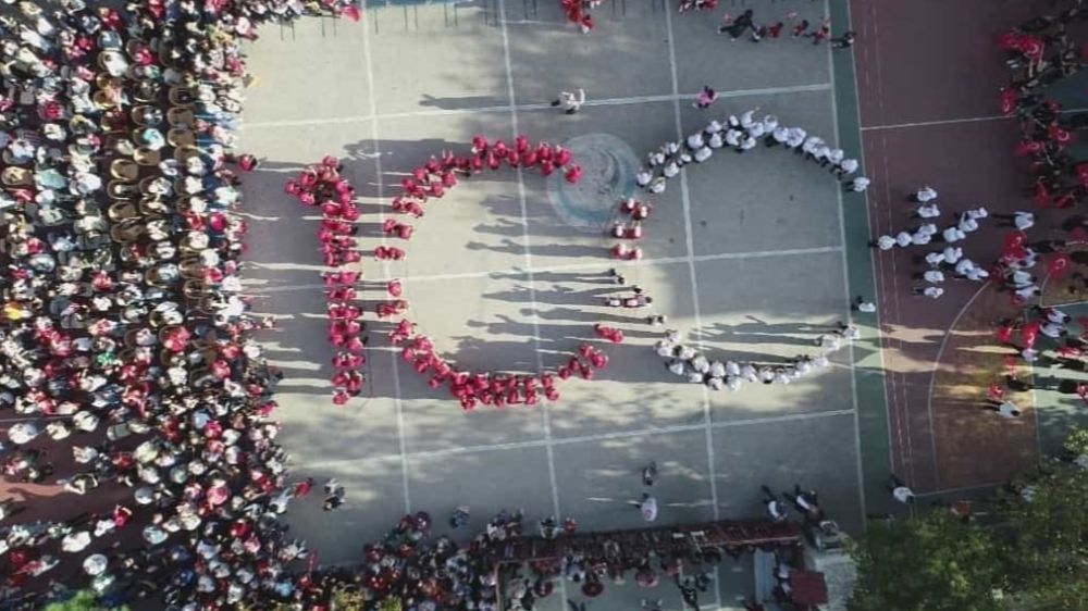 İzmir’de öğrencilerden 100. yıl şovu