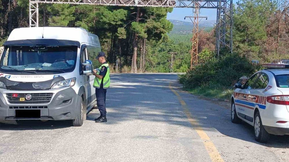 Jandarma ekipleri okul servislerini denetlemeye devam ediyor