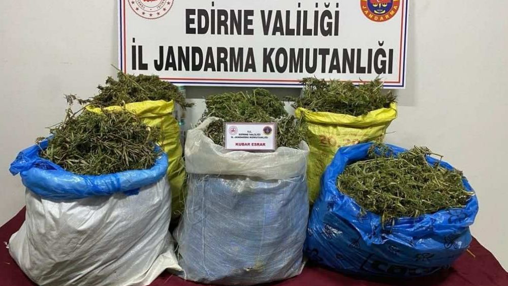 Jandarma şişme botu inceledi, uyuşturucu buldu