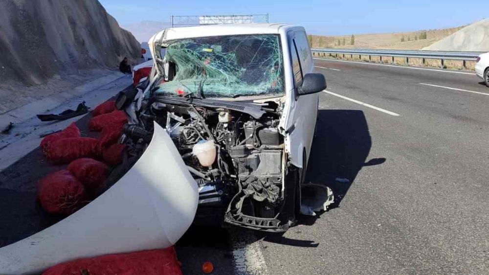 Kamyonetle ticari aracın çarpıştığı feci kazada 1 kişi hayatını kaybetti
