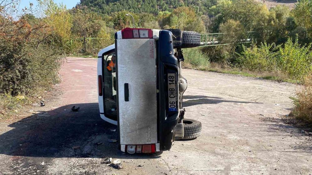 Karabük'te kamyonet yan yattı 