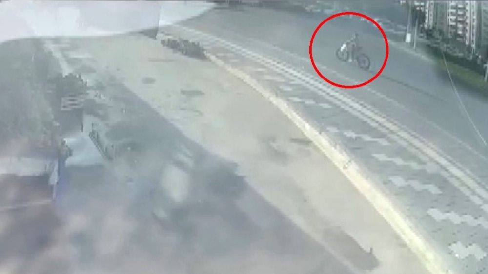 Karşıdan karşıya geçmek isteyen bisikletliye otomobil çarptı 