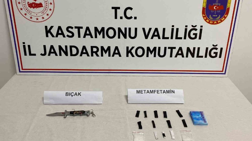 Kastamonu’da jandarmanın üzerinde uyuşturucuyla yakaladığı şahıs gözaltına alındı