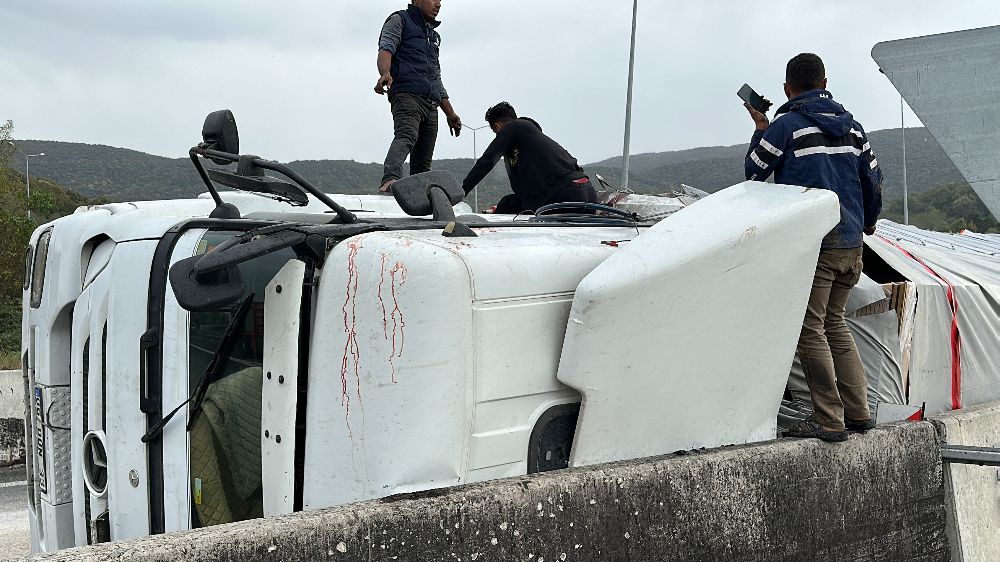 Kavşaktan dönüş yapan tır devrildi 