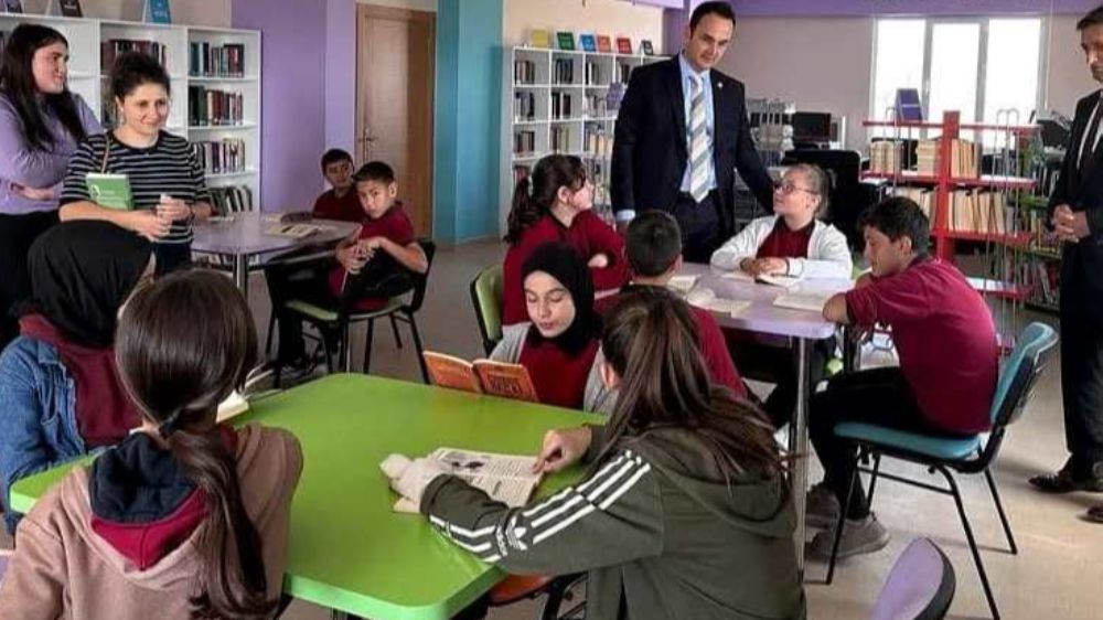 Kaymakam Demirci, kütüphanede ziyaretinde bulundu, öğrencilere kitap okudu