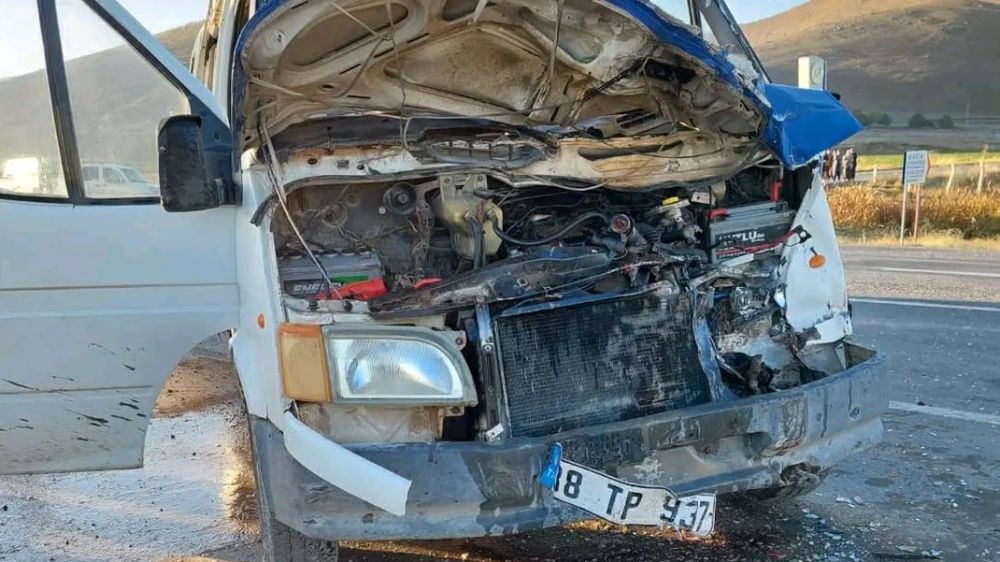Kayseri'de minibüs ile tanker çarpıştı: 15 yaralı
