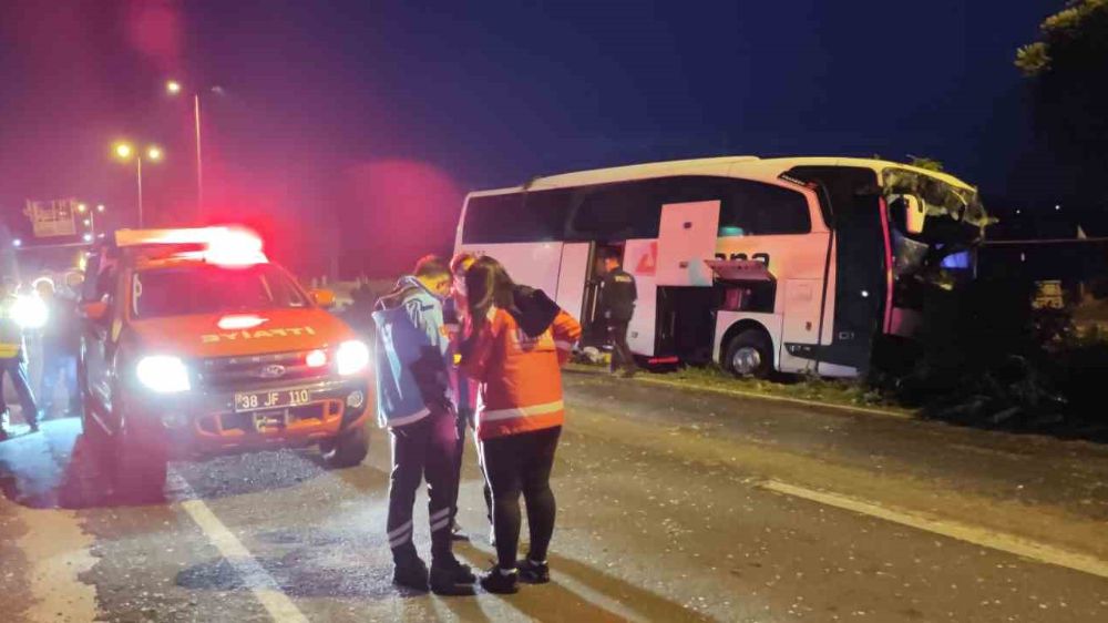 Kayseri İncesu İlçesi'nde kontrolden çıkan yolcu otobüsü  direğe çarptı: 16 yaralı