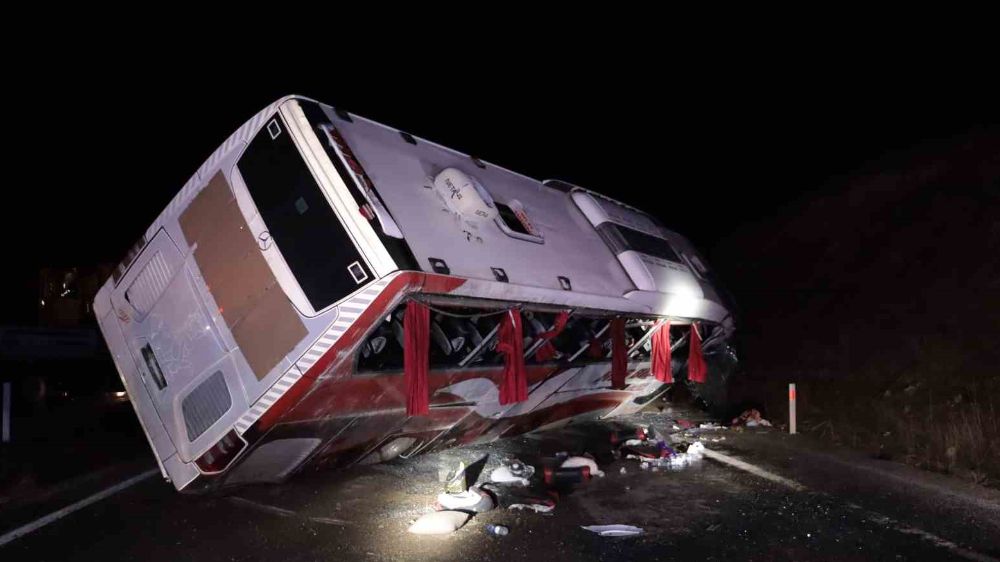 Kayseri Pınarbaşı yolcu otobüsü devrildi: Çok sayıda yaralı var