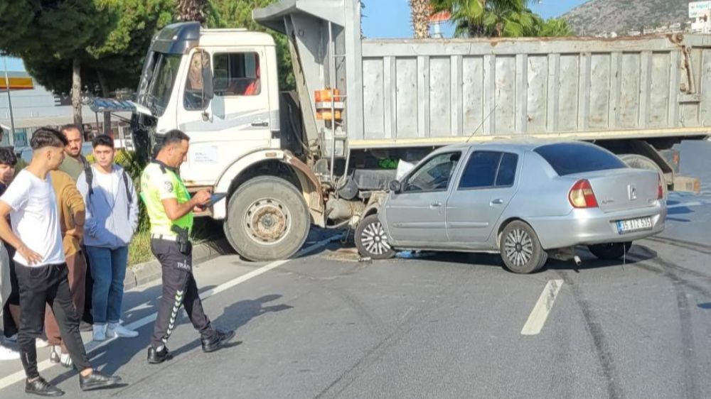 Kaza yapan otomobilden burnu bile kanmadan çıktı