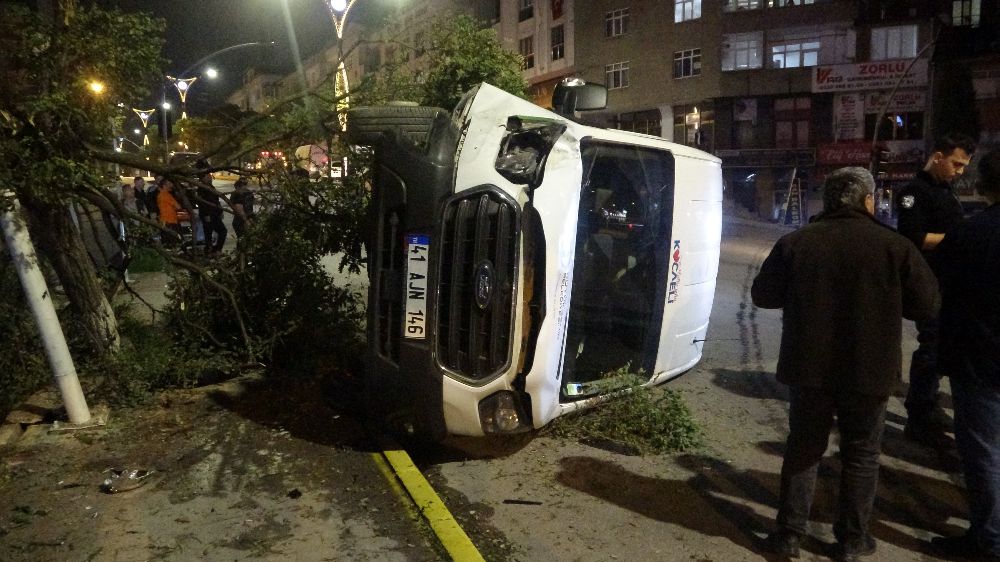 Kocaeli' de minibüs devrildi: 1'i ağır 3 yaralı