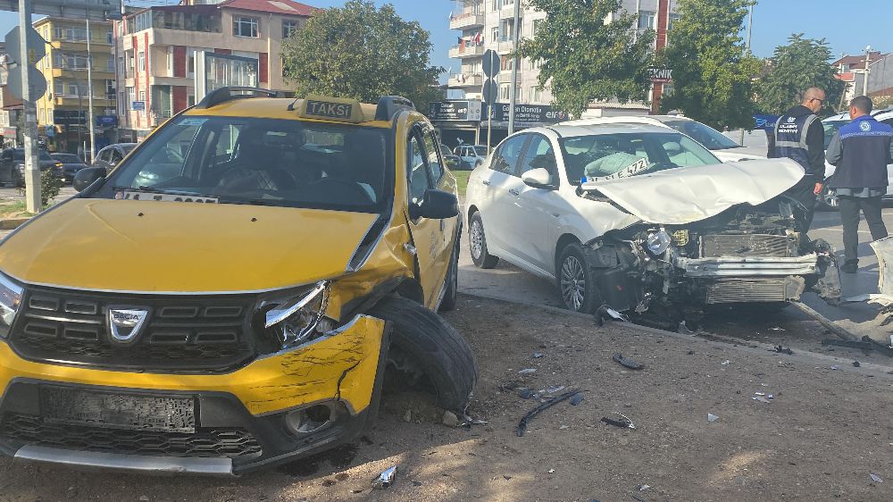 Kocaeli' de trafik kazası: 2'si çocuk 4 yaralı