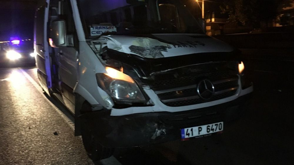 Kocaeli Körfez'de servis minibüsü ile belediye otobüsü çarpıştı: 1 yaralı