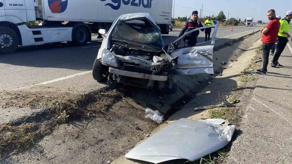 Kontrolden çıktı , karşı şeride geçip kamyona çarptı