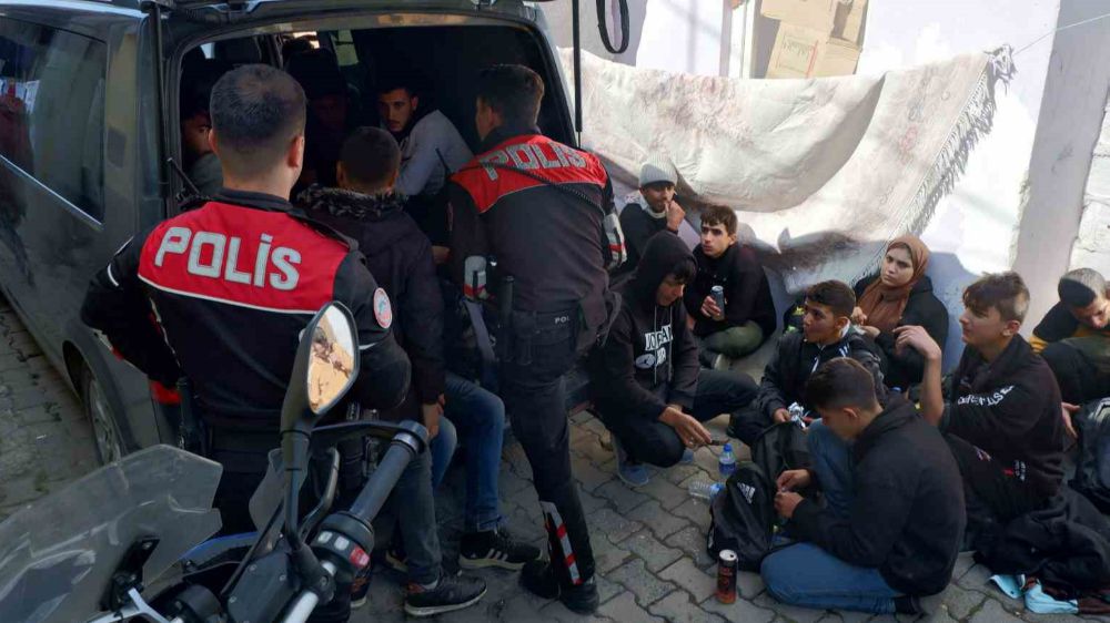 Kovalamaca sonucu yakalanan araçta 11' i çocuk 23 kaçak göçmen yakalandı.