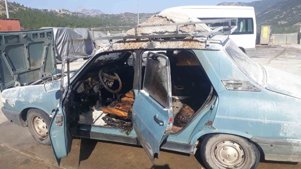 Kozan'da otomobil alev aldı 3 kişi yaralandı 1 koyun telef oldu
