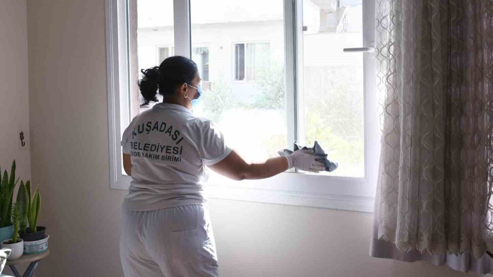 Kuşadası Belediyesi Evde Bakım Biriminin sıkı çalışması takdir topluyor