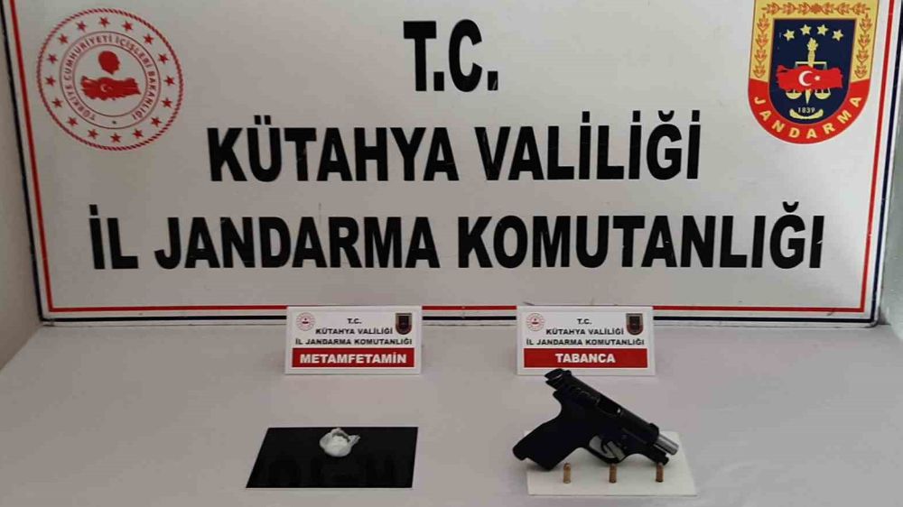 Kütahya’da 2 kişinin yasaklı madde ve silah bulundu