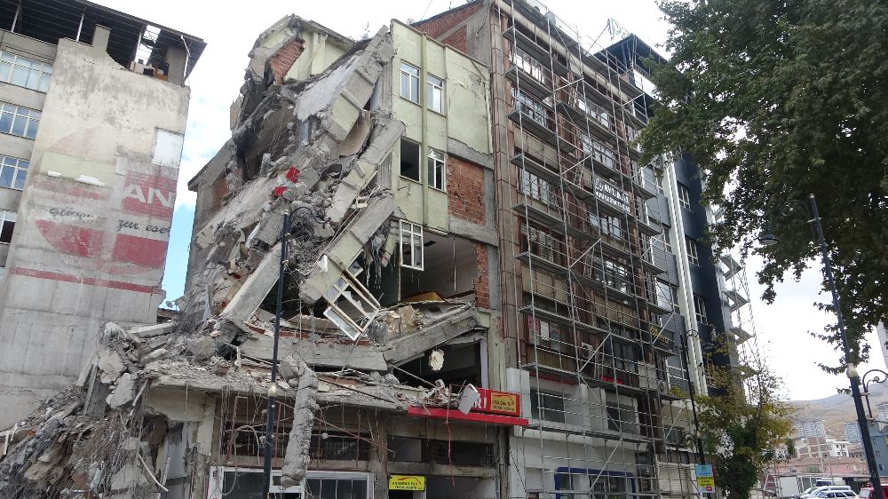 Malatya’da ağır hasarlı binaları yıkım devam ediyor 