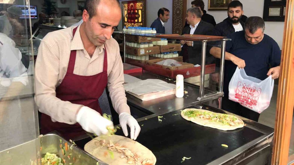  Malatya’da bir esnaf Cumhuriyet Bayramı nedeniyle yemek dağıttı