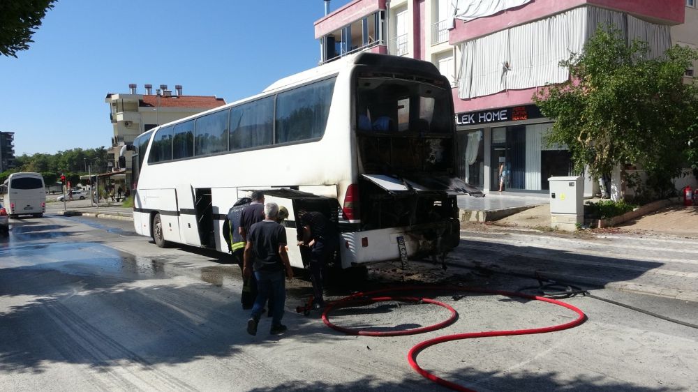 Manavgat'ta hareket halindeki otobüs yandı, yangın tüpünü ve çeşme hortumunu alan otobüse koştu 