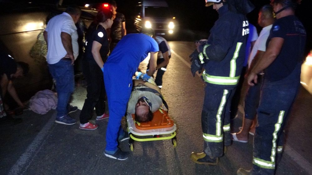 Manavgat'ta trafik kazası: Aydınlatma direğine çarparak devrilen otomobilin içerisinde sıkıştı