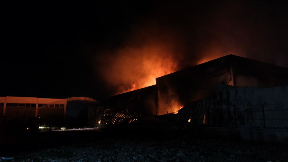 Manisa’da kauçuk fabrikasında yangın kontrol altına alındı