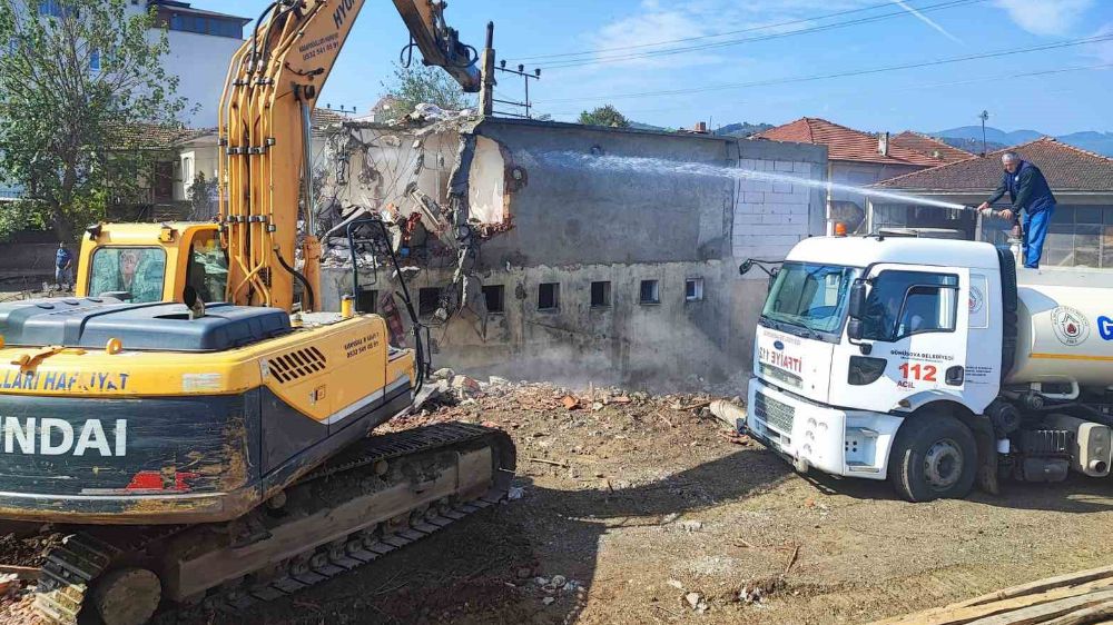 Merkez cami yıkıldı