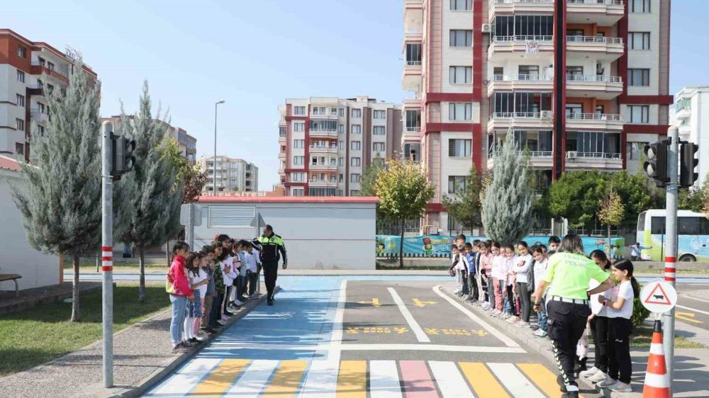  Minik öğrencilere uygulamalı trafik eğitimi 