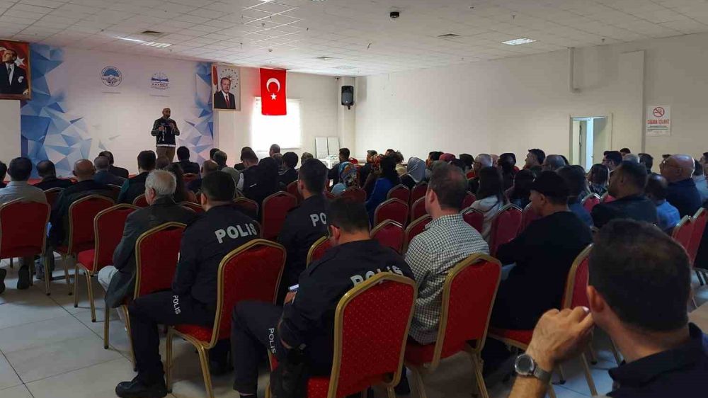 Narkotik polisinden 125 kişiye  ‘Narko Rehber’ eğitimi