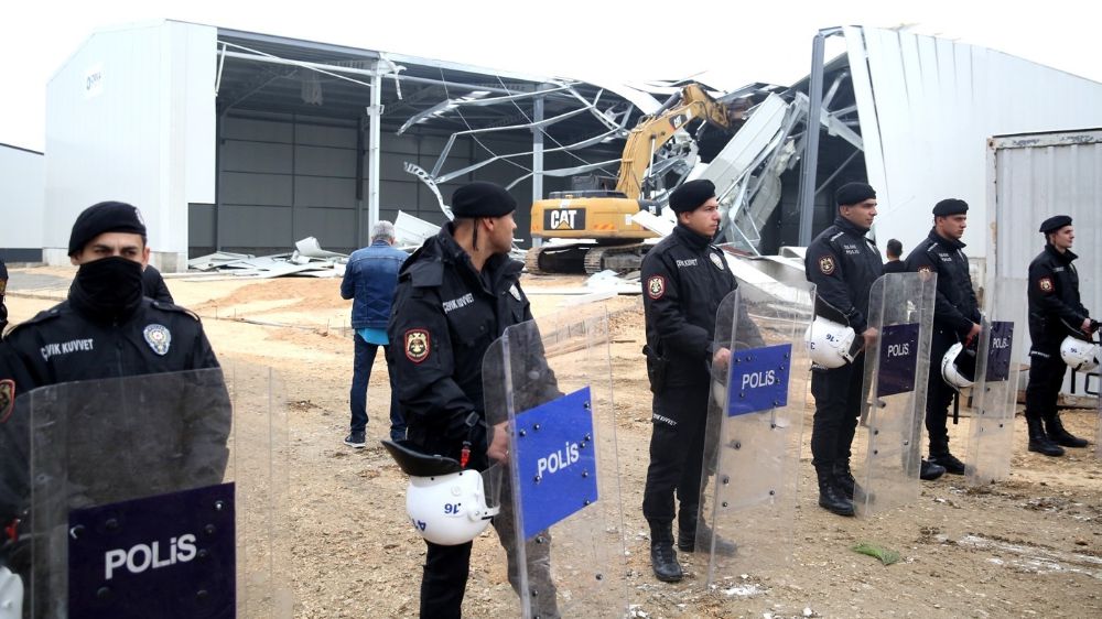 Nilüfer belediyesi Yaylacık’ta kaçak işyeri olan fabrikayı yıkıldı