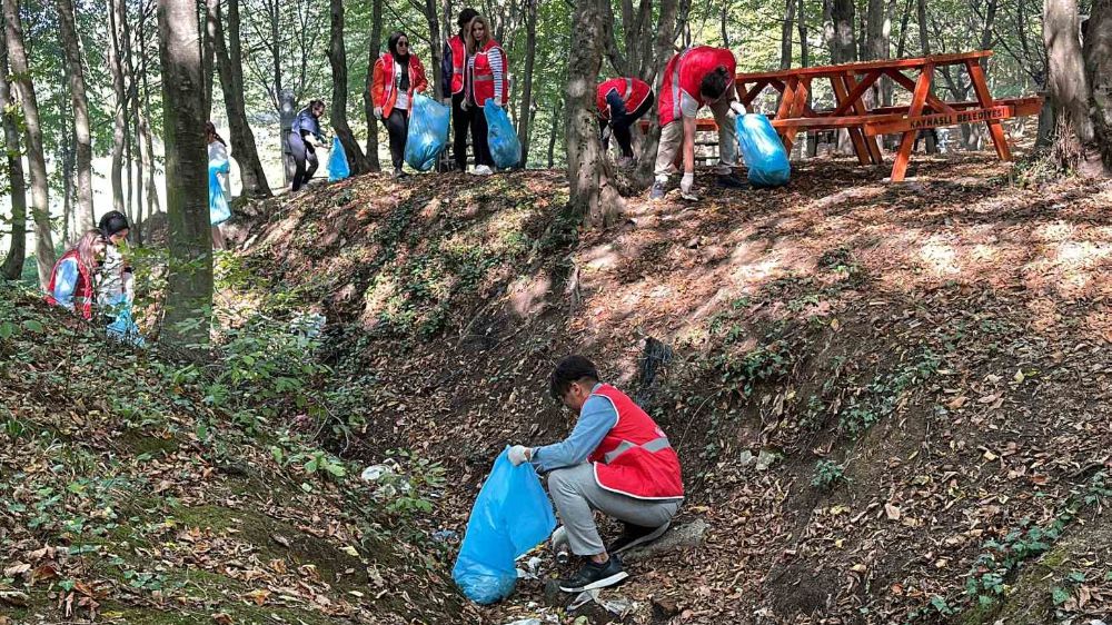 Öğrencilerden çevre temizliği