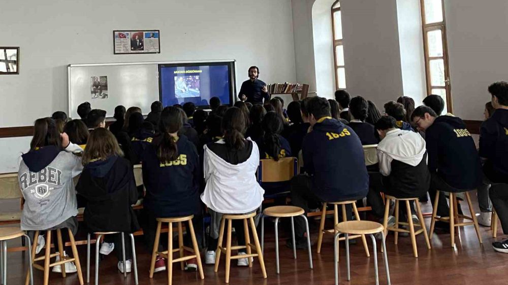 Öğrencilere Türk Ebrusu tanıtılıyor 