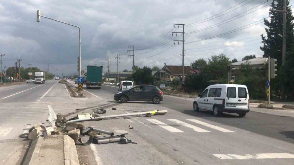 Önündeki araca çarpmamak için direksiyonu kıran sürücü kazadan kaçamadı