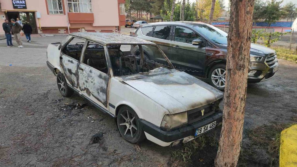 Park halindeki otomobil alev aldı 