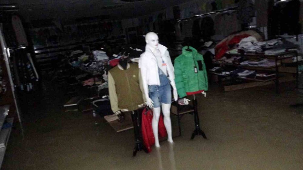 Patlayan su borusu tekstil mağazasında milyonluk zarara neden oldu