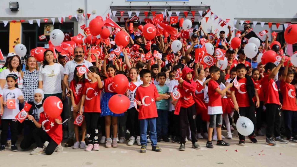 Polisler de çocukların yanında 100. yılı kutladı 