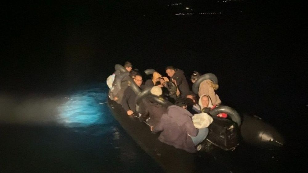Sahil güvenlik ekipleri 17 kaçak göçmen yakaladı.
