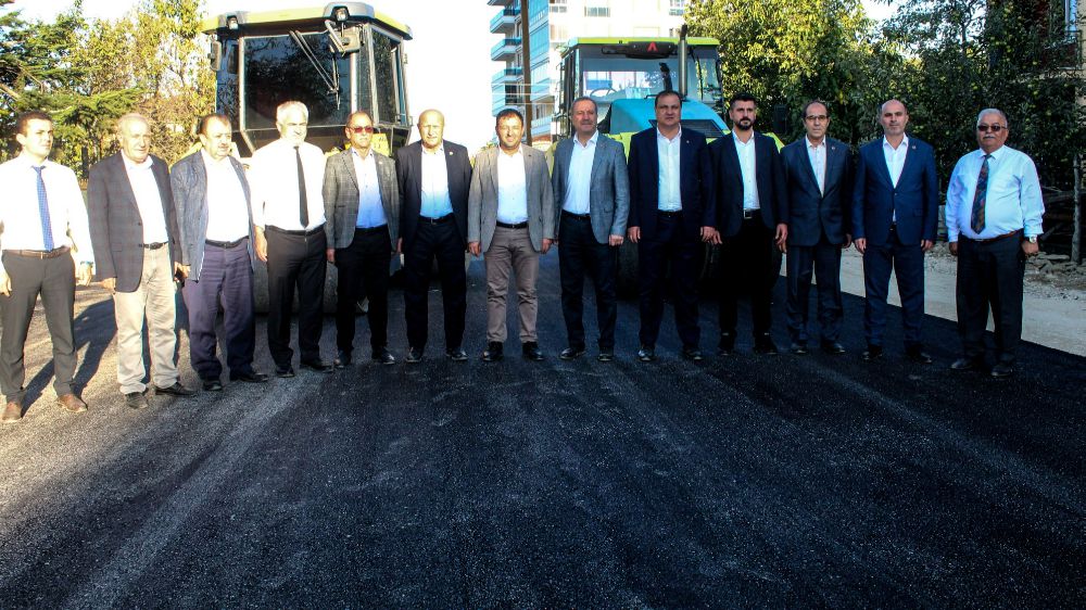 Şarkikaraağaç'ta sıcak asfalt çalışmaları sürüyor