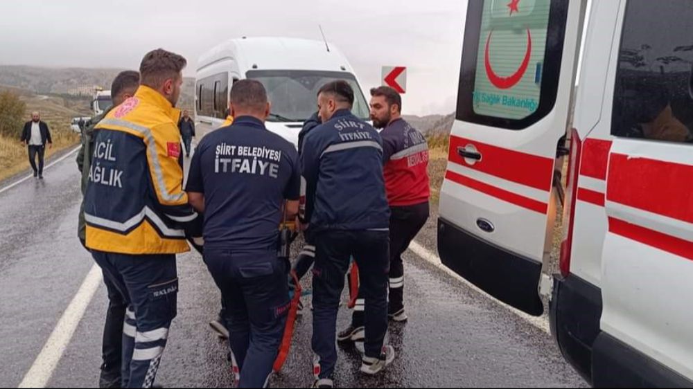 Siirt’te araba takla attı sıkışan adamı ekipler kurtardı