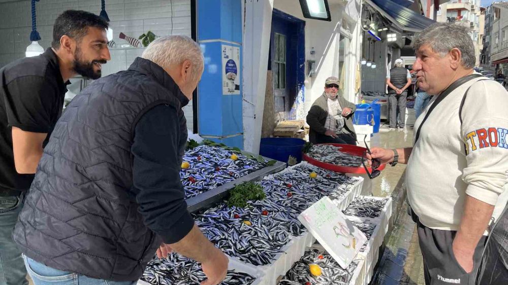 Sinop’ta hamsinin bereketi tezgahlara yansıdı