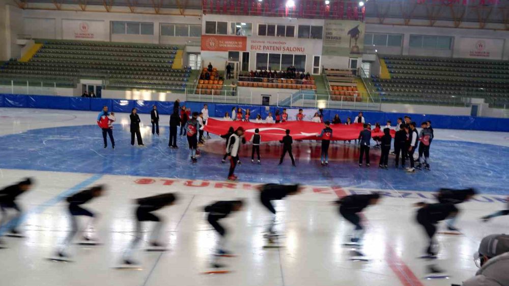 Sporcular Erzurum’da buz üzerinde kutlama yaptı