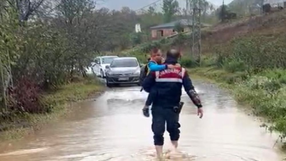 Su birikintisinde mahsur kalan öğrencilerin yardımına  jandarma yetişti 