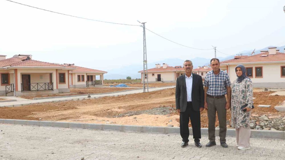 Suriye sınırına sıfır noktasında inşa edilen köy evleri görenlerin dikkatini çekiyor