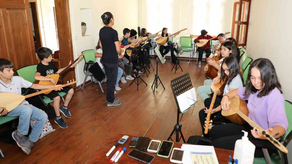 Talas musiki cemiyetinde  genç ve yetişkinler için bağlama kursu