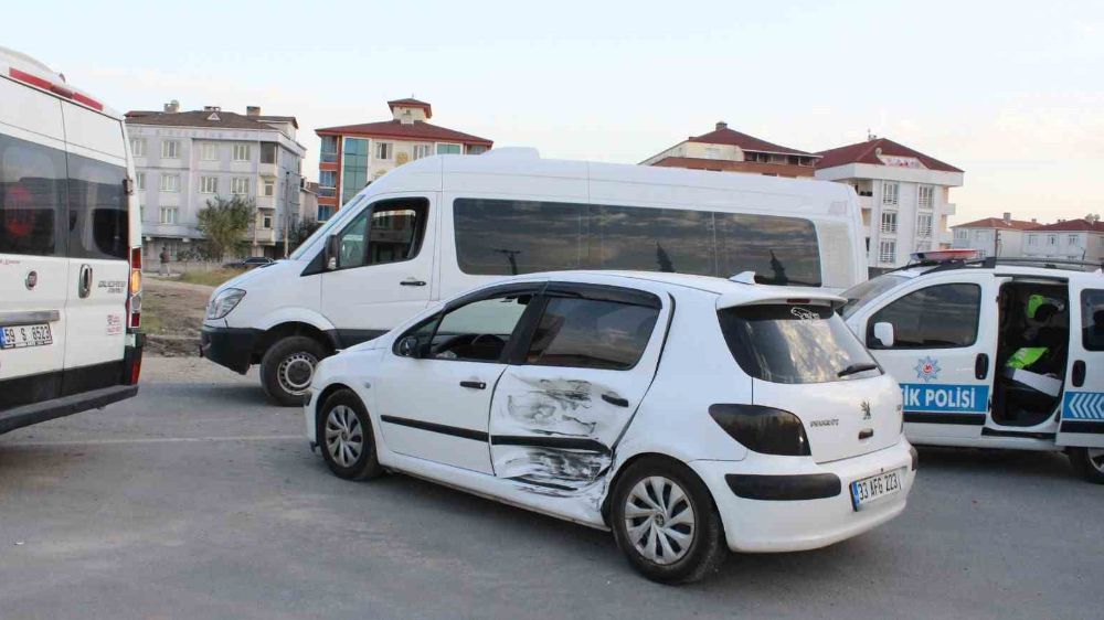 Tekirdağ’da trafik kazası: işçi servisi ile otomobil çarpıştı